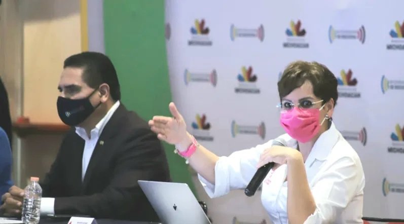 Diana Carpio se negó a abrir más centros de vacunación, ciudadanos esperan horas para ser vacunados - Vimarsana News